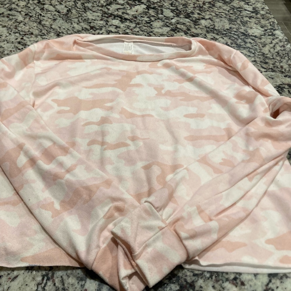 What mens size S shorts and long sleeve top pink camo - Picture 2 of 8